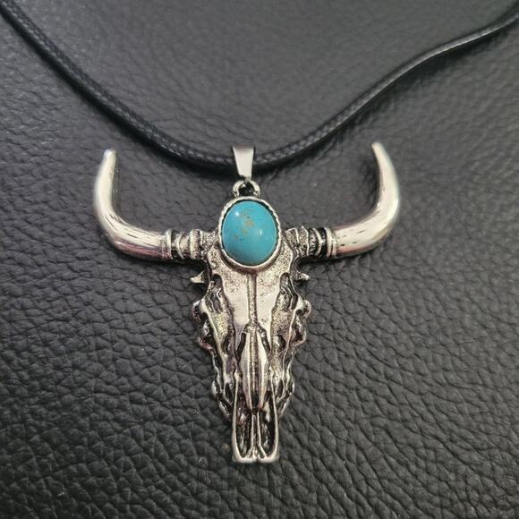 Western bull skull synthetic turquoise necklace - Picture 1 of 2